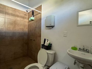 ¡Amplia Residencia con Alberca, Jardín y Seguridad Privada en Cuernavaca! 🌴🏡