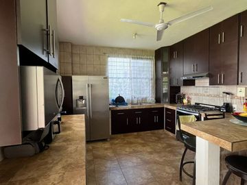 ¡Amplia Residencia con Alberca, Jardín y Seguridad Privada en Cuernavaca! 🌴🏡