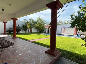 ¡Amplia Residencia con Alberca, Jardín y Seguridad Privada en Cuernavaca! 🌴🏡