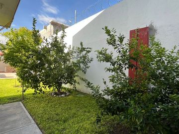 ¡Amplia Residencia con Alberca, Jardín y Seguridad Privada en Cuernavaca! 🌴🏡