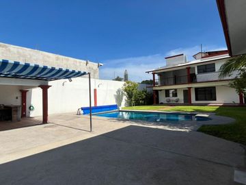 ¡Amplia Residencia con Alberca, Jardín y Seguridad Privada en Cuernavaca! 🌴🏡