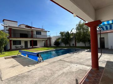 ¡Amplia Residencia con Alberca, Jardín y Seguridad Privada en Cuernavaca! 🌴🏡