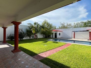 ¡Amplia Residencia con Alberca, Jardín y Seguridad Privada en Cuernavaca! 🌴🏡