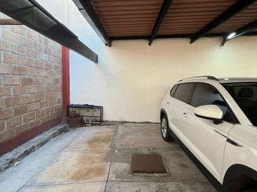 ¡Amplia Residencia con Alberca, Jardín y Seguridad Privada en Cuernavaca! 🌴🏡