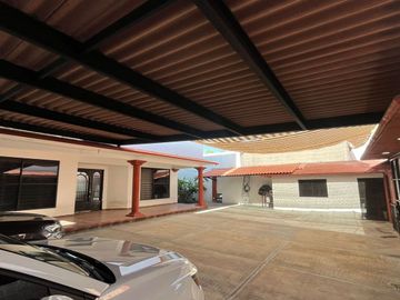 ¡Amplia Residencia con Alberca, Jardín y Seguridad Privada en Cuernavaca! 🌴🏡