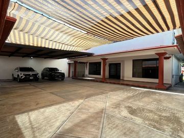 ¡Amplia Residencia con Alberca, Jardín y Seguridad Privada en Cuernavaca! 🌴🏡