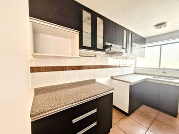 SE VENDE AMPLIO DUPLEX AMOBLADO EN CONDOMINIO EN COMAS