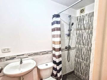 SE VENDE AMPLIO DUPLEX AMOBLADO EN CONDOMINIO EN COMAS