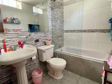 VENDO LINDA CASA REMODELADA EN AURORA, MIRAFLORES