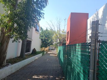 MANSIONES DEL VALLE.   Casa en calle abierta con 3 rec 2.5 baños. JARDIN AMPLIO.   OPORTUNIDAD