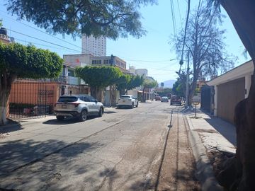 MANSIONES DEL VALLE.   Casa en calle abierta con 3 rec 2.5 baños. JARDIN AMPLIO.   OPORTUNIDAD
