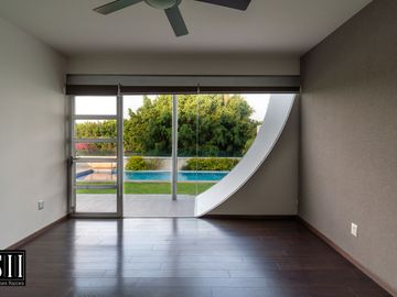 CASA VENTA CUMBRES DEL LAGO JURIQUILLA 3 RECAMARAS, ALBERCA, JARDIN MODERNISTA, ROOF.