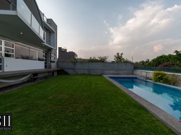 CASA VENTA CUMBRES DEL LAGO JURIQUILLA 3 RECAMARAS, ALBERCA, JARDIN MODERNISTA, ROOF.