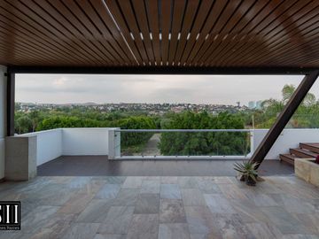 CASA VENTA CUMBRES DEL LAGO JURIQUILLA 3 RECAMARAS, ALBERCA, JARDIN MODERNISTA, ROOF.