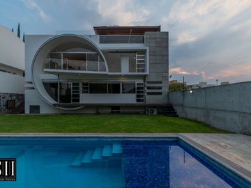 CASA VENTA CUMBRES DEL LAGO JURIQUILLA 3 RECAMARAS, ALBERCA, JARDIN MODERNISTA, ROOF.