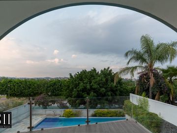 CASA VENTA CUMBRES DEL LAGO JURIQUILLA 3 RECAMARAS, ALBERCA, JARDIN MODERNISTA, ROOF.