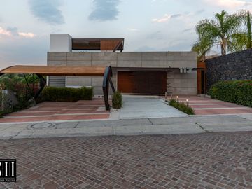 CASA VENTA CUMBRES DEL LAGO JURIQUILLA 3 RECAMARAS, ALBERCA, JARDIN MODERNISTA, ROOF.