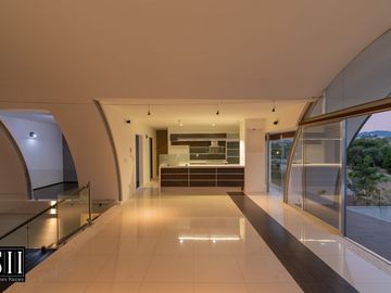CASA VENTA CUMBRES DEL LAGO JURIQUILLA 3 RECAMARAS, ALBERCA, JARDIN MODERNISTA, ROOF.