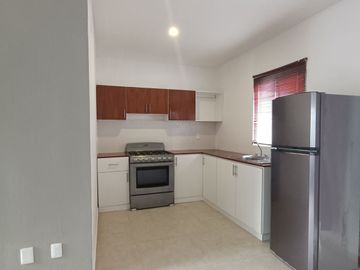 Hermosa casa renovada y equipada lista para ocupar!