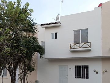 Hermosa casa renovada y equipada lista para ocupar!