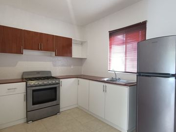 Hermosa casa renovada y equipada lista para ocupar!
