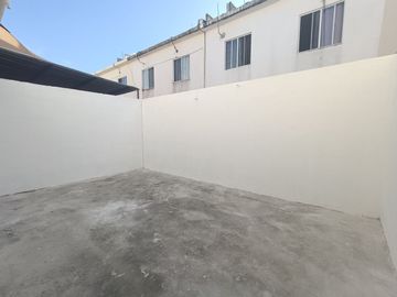 Hermosa casa renovada y equipada lista para ocupar!