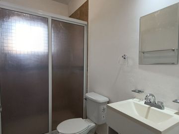 Hermosa casa renovada y equipada lista para ocupar!