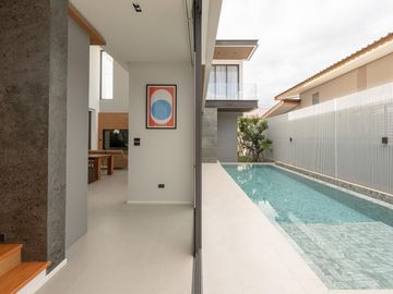 Modern pool villa house for sale with double volume and spacious outdoor party located in the middle of city only 5 mins from Nimman