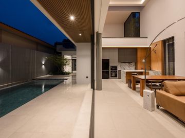 Modern pool villa house for sale with double volume and spacious outdoor party located in the middle of city only 5 mins from Nimman