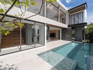Modern pool villa house for sale with double volume and spacious outdoor party located in the middle of city only 5 mins from Nimman