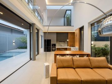 Modern pool villa house for sale with double volume and spacious outdoor party located in the middle of city only 5 mins from Nimman