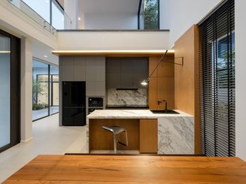 Modern pool villa house for sale with double volume and spacious outdoor party located in the middle of city only 5 mins from Nimman
