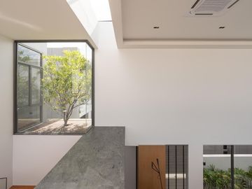 Modern pool villa house for sale with double volume and spacious outdoor party located in the middle of city only 5 mins from Nimman