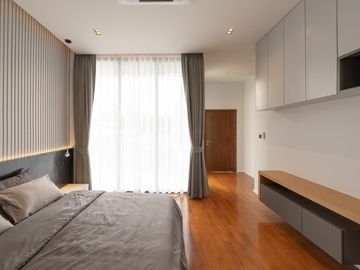 Modern pool villa house for sale with double volume and spacious outdoor party located in the middle of city only 5 mins from Nimman