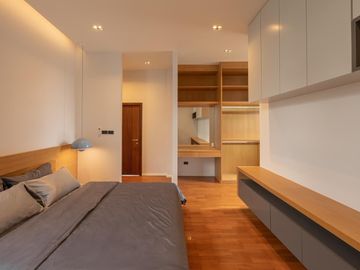 Modern pool villa house for sale with double volume and spacious outdoor party located in the middle of city only 5 mins from Nimman