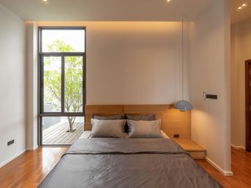 Modern pool villa house for sale with double volume and spacious outdoor party located in the middle of city only 5 mins from Nimman