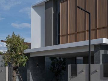 Modern pool villa house for sale with double volume and spacious outdoor party located in the middle of city only 5 mins from Nimman