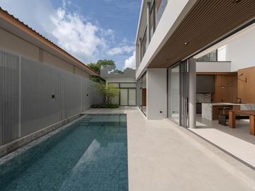 Modern pool villa house for sale with double volume and spacious outdoor party located in the middle of city only 5 mins from Nimman