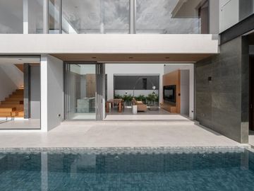 Modern pool villa house for sale with double volume and spacious outdoor party located in the middle of city only 5 mins from Nimman