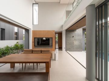 Modern pool villa house for sale with double volume and spacious outdoor party located in the middle of city only 5 mins from Nimman