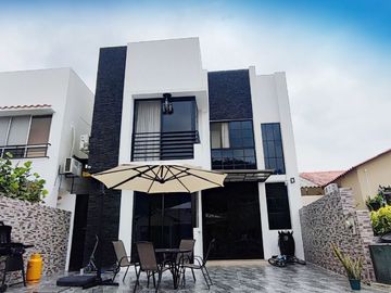 C320 - Venta Moderna Casa en Villa Club con Piscina - Daule