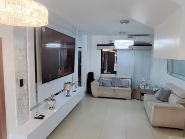 C320 - Venta Moderna Casa en Villa Club con Piscina - Daule