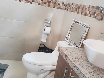 C320 - Venta Moderna Casa en Villa Club con Piscina - Daule
