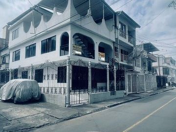 Casa esquinera de tres pisos independientes- Barrio La Nueva Base