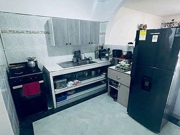 Casa esquinera de tres pisos independientes- Barrio La Nueva Base