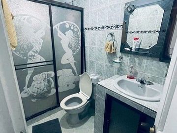 Casa esquinera de tres pisos independientes- Barrio La Nueva Base