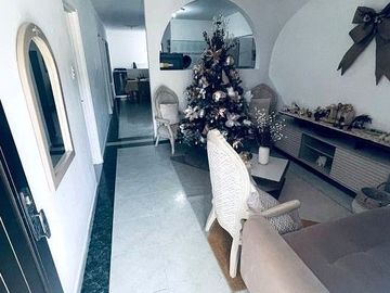 Casa esquinera de tres pisos independientes- Barrio La Nueva Base
