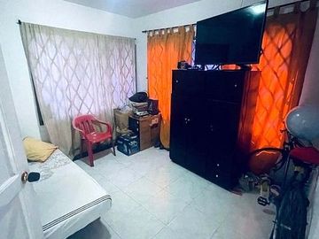 Casa esquinera de tres pisos independientes- Barrio La Nueva Base