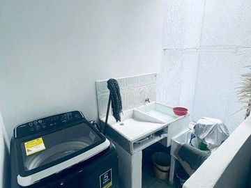 Casa esquinera de tres pisos independientes- Barrio La Nueva Base