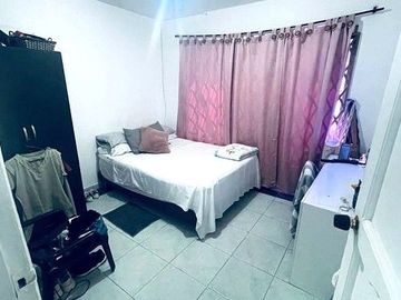 Casa esquinera de tres pisos independientes- Barrio La Nueva Base